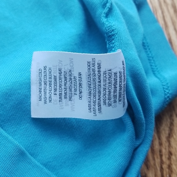 (L) Company Ellen Tracy Solid Color Classic Long Sleeve Tee Made in Canada - Picture 8 of 9